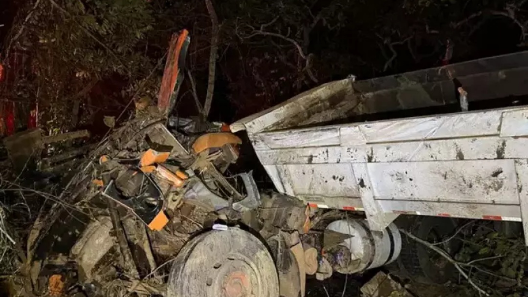 Caminhão fica destruído e motorista morre preso em ferragens