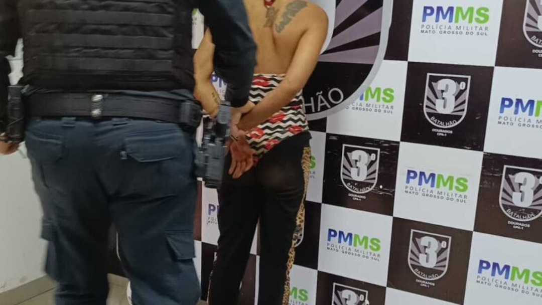 Após ataques durante surto, mulher é internada sob escolta policial em Dourados