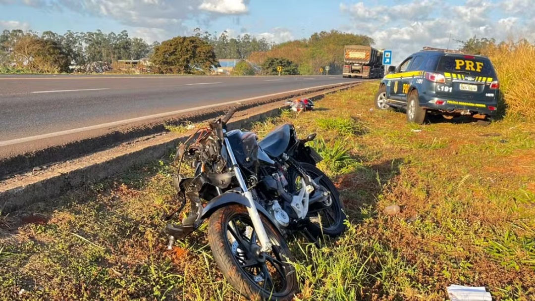 Jovem morre em acidente entre moto e ambulância na BR-163