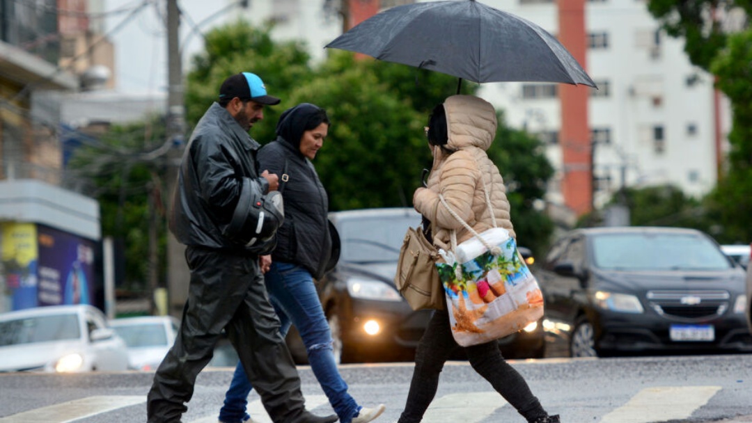 Semana come&ccedil;a com alertas de decl&iacute;nio de temperatura e temporal em MS
