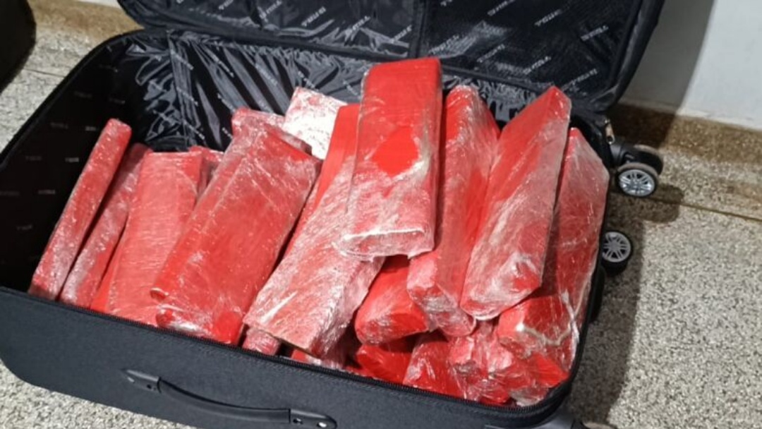 Mulher &eacute; presa com mais de 30kg de maconha ao sair da rodovi&aacute;ria