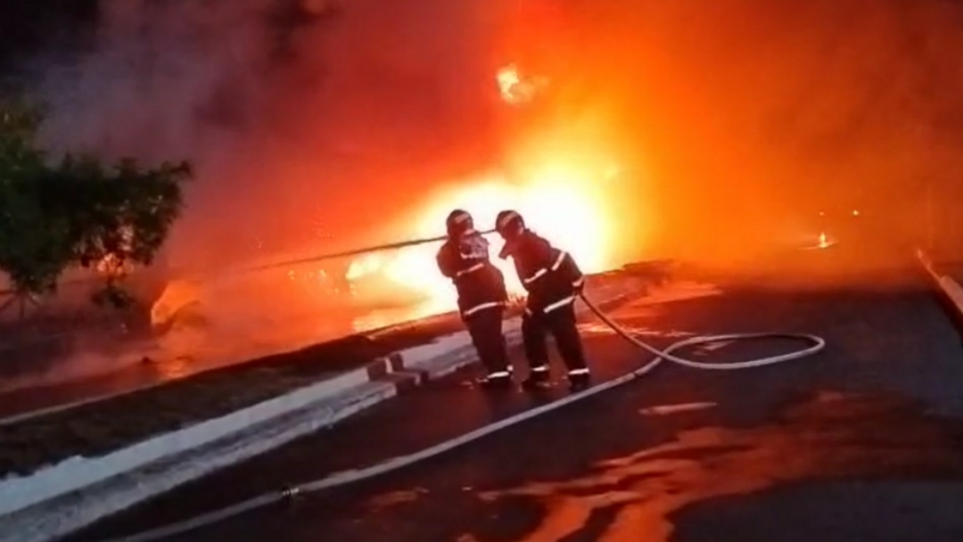 Inc&ecirc;ndio em &ocirc;nibus mobiliza bombeiros com 30 mil litros de &aacute;gua