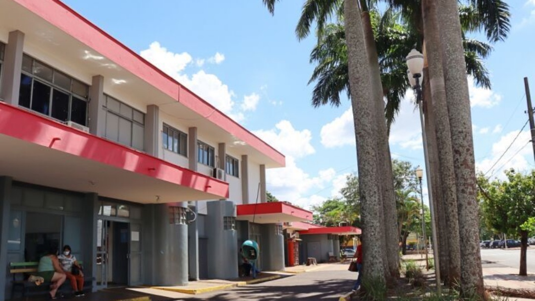 Homem atira para defender vizinha e acerta agressor no joelho