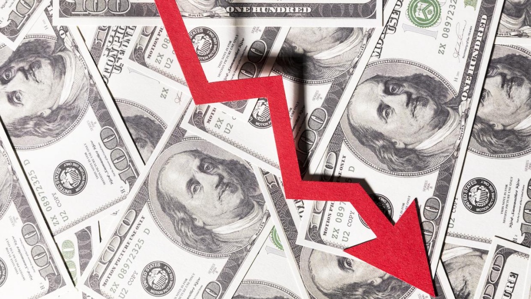 D&oacute;lar oscila e cai com aproxima&ccedil;&atilde;o do tarifa&ccedil;o sobre o Brasil