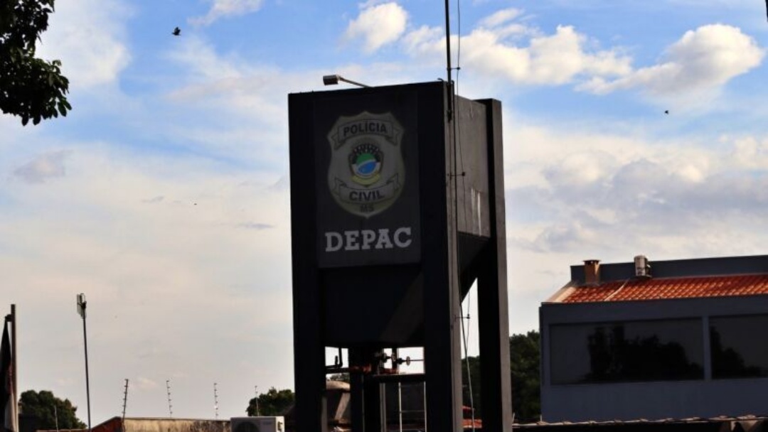 B&ecirc;bado, homem agride esposa e filha com cabo de vassoura