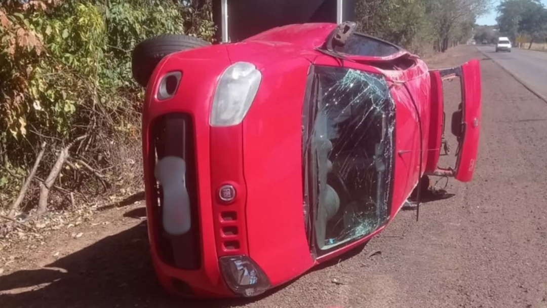 Capotamento deixa três adultos e uma criança feridos na BR-262 em Anastácio