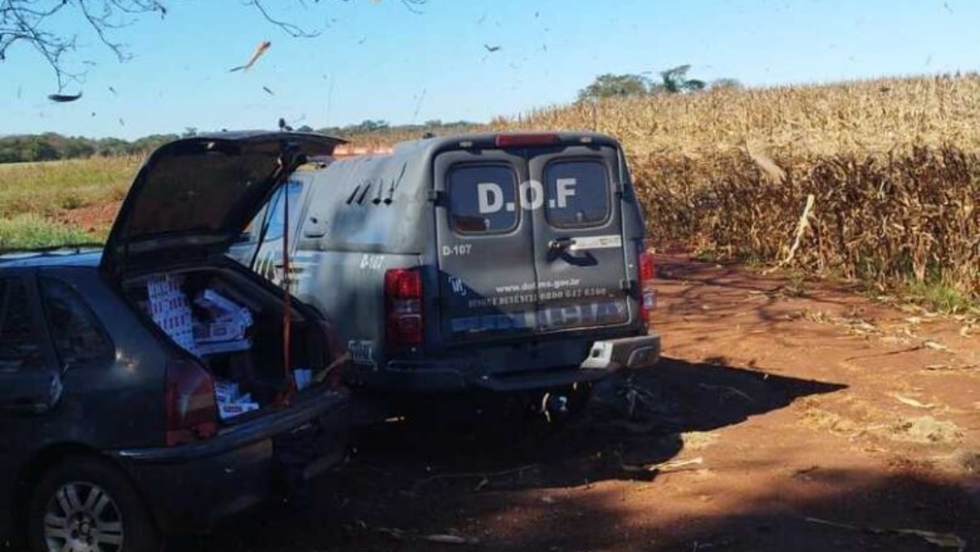 Ve&iacute;culo carregado de cigarros contrabandeados &eacute; apreendido &agrave;s margens da rodovia