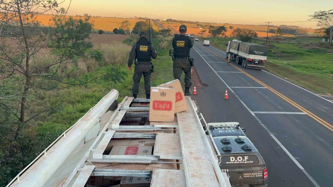 Motorista abandona carreta com 25 mil pacotes de cigarros contrabandeados em Mundo Novo
