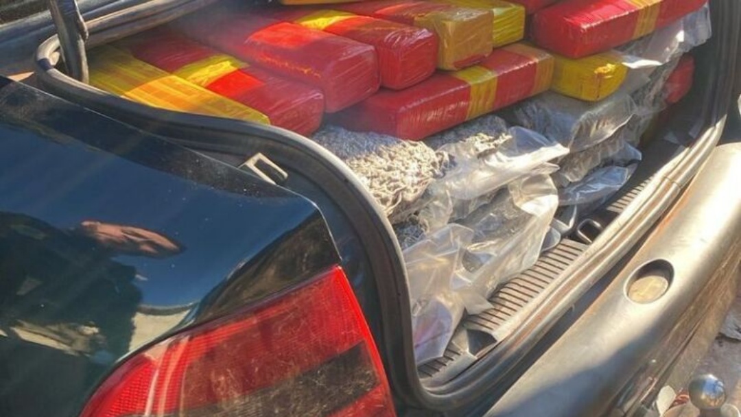 Ve&iacute;culo estacionado em p&aacute;tio de hotel guardava mais de 380kg de drogas