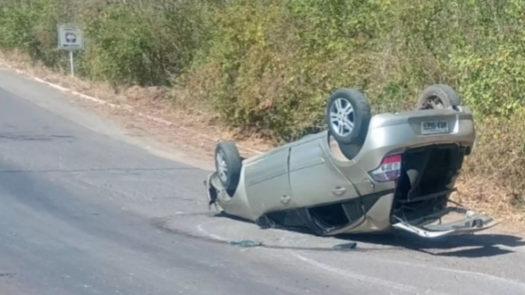 Motorista perde controle e capota carro em curva de rodovia na fronteira com a Bolívia