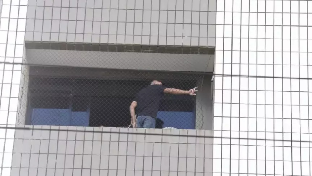 Criança morre após cair do quarto andar do prédio em que morava