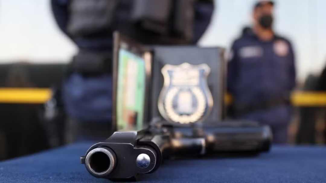 Guarda &eacute; preso ap&oacute;s atirar contra idosa que ateava fogo em lixo