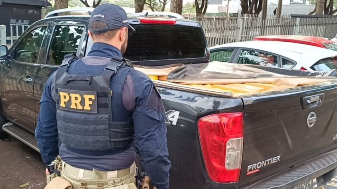 Dupla é presa com maconha ao circular com caminhonete em alta velocidade em Dourados