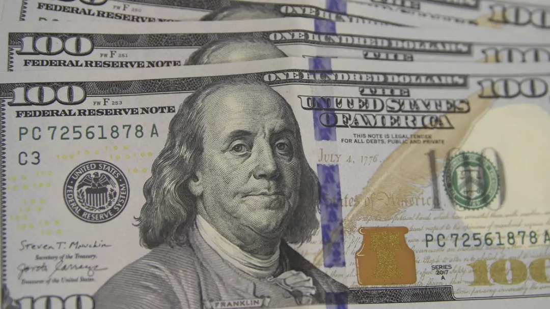 D&oacute;lar recua por exterior e no aguardo de Caged e conversa de Lula com Trump