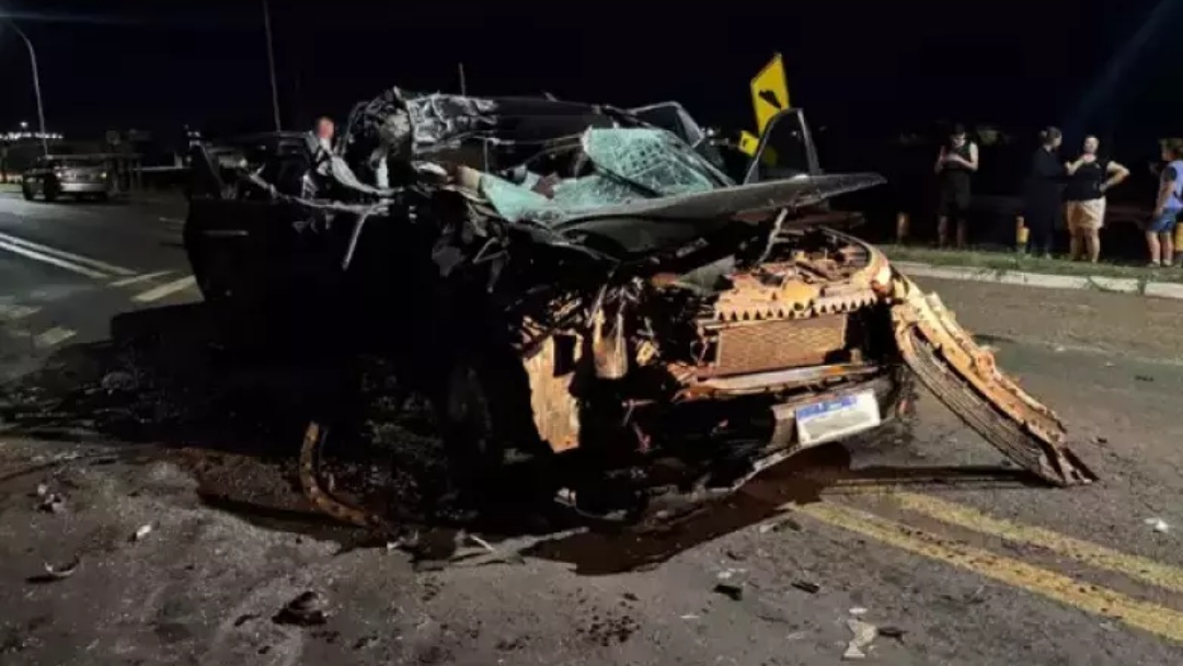 Jovem morre após acidente entre pick-up e carreta com soja