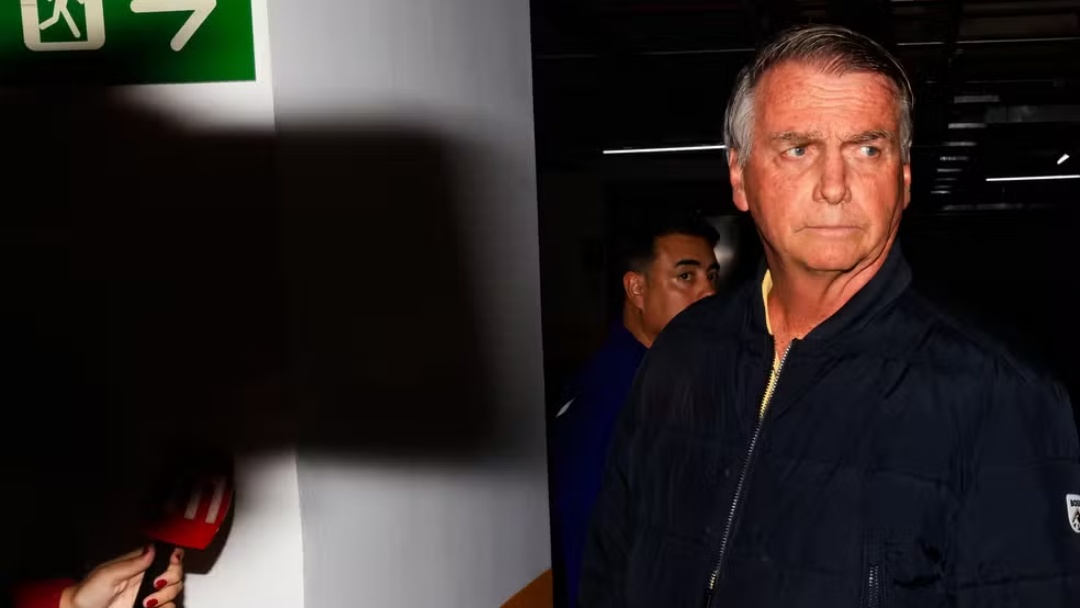 Moraes decreta pris&atilde;o domiciliar de Bolsonaro por descumprir cautelares