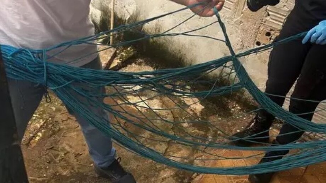 Criança é encontrada morta com pescoço enroscado em rede