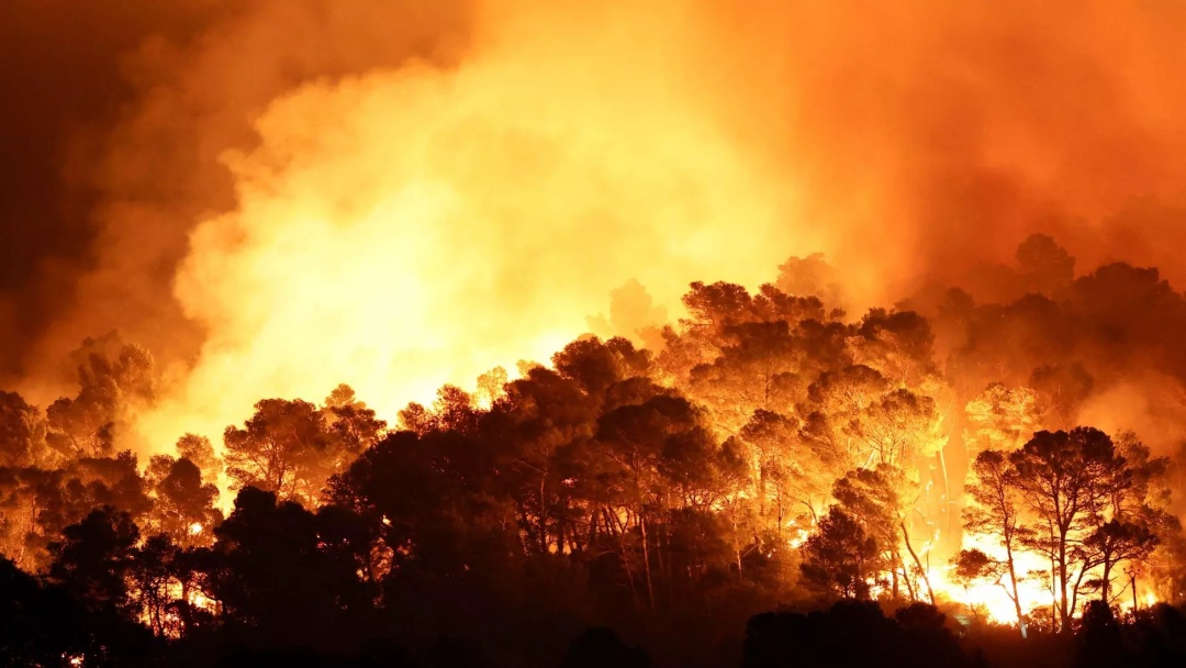 Inc&ecirc;ndio florestal de grandes propor&ccedil;&otilde;es j&aacute; destruiu na Fran&ccedil;a &aacute;rea superior &agrave; de Paris