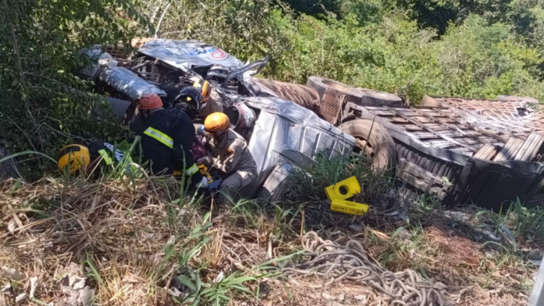 Caminhoneiro fica ferido ap&oacute;s tombar carreta carregada 