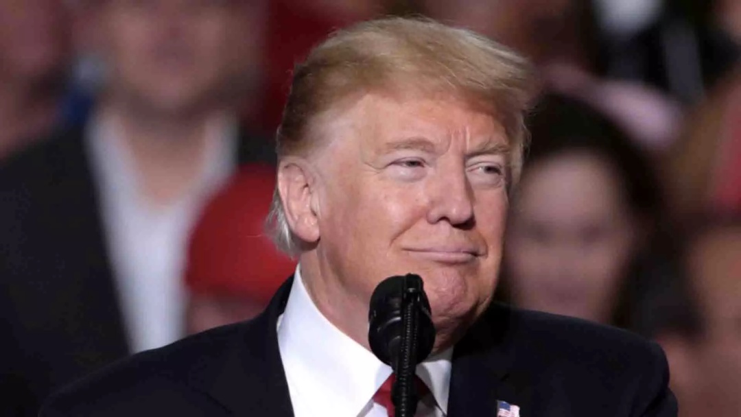 Trump celebra entrada em vigor de tarifas: &lsquo;bilh&otilde;es de d&oacute;lares est&atilde;o fluindo para os EUA&rsquo;