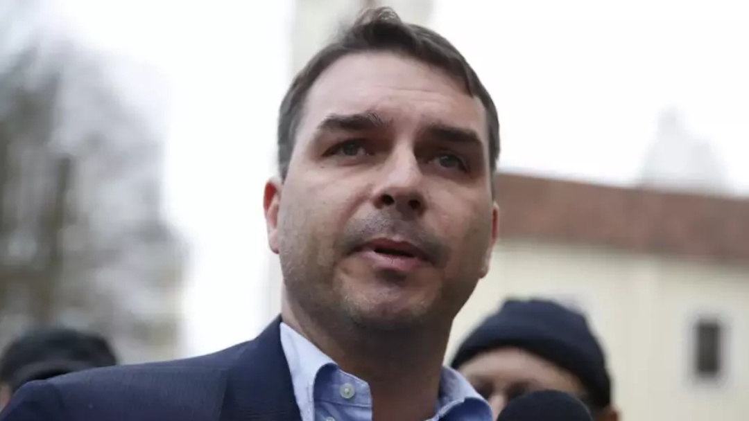 Fl&aacute;vio Bolsonaro lamenta n&atilde;o poder postar foto com o pai neste domingo 