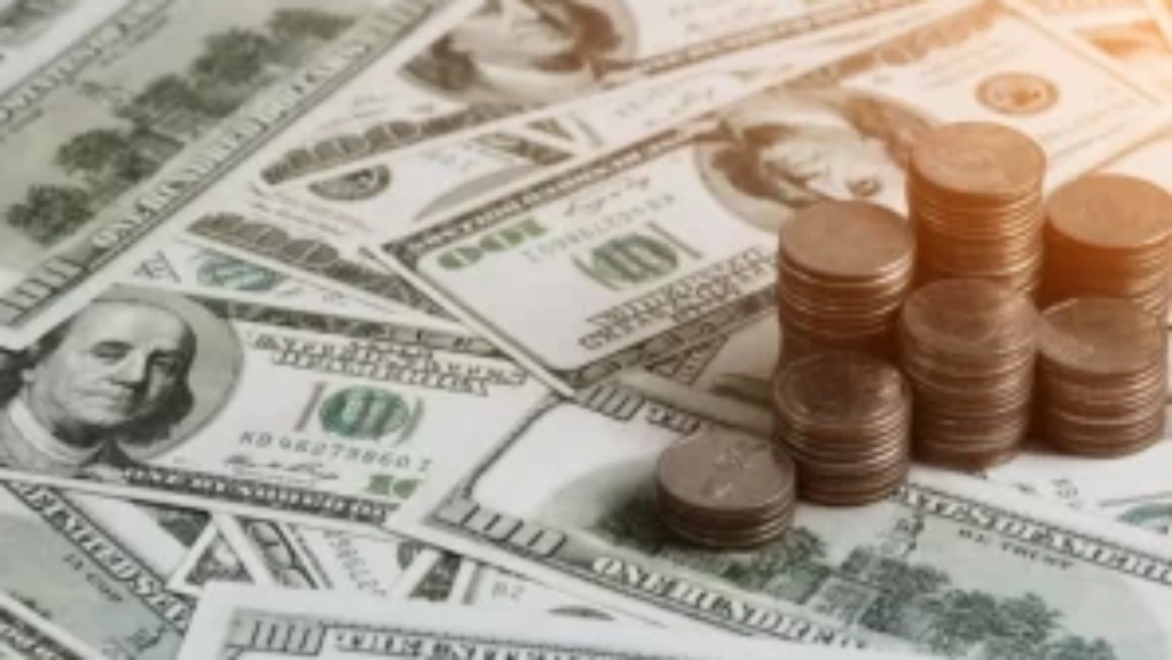 D&oacute;lar sobe e bolsa recua nesta segunda-feira