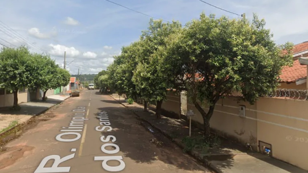 B&ecirc;bado, homem senta no meio da rua e morre ao ser atropelado por carro em Cassil&acirc;ndia  