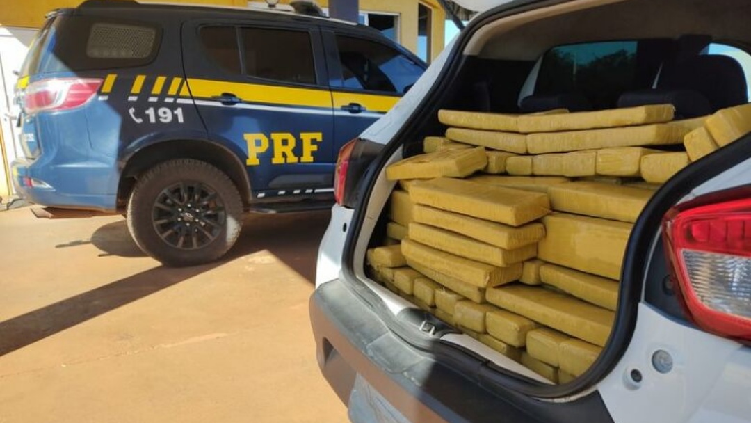 Carga de drogas &eacute; encontrada em Renault abandonado ap&oacute;s persegui&ccedil;&atilde;o policial