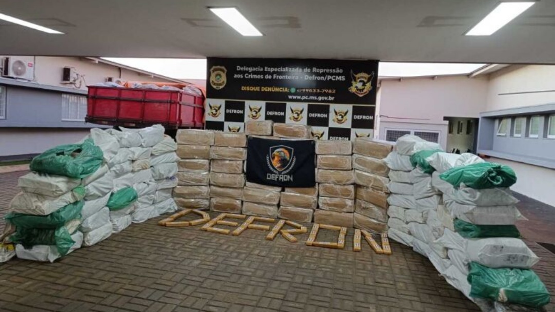 Carga de osso triturado escondia 2,6t de maconha; motorista e passageiro são presos