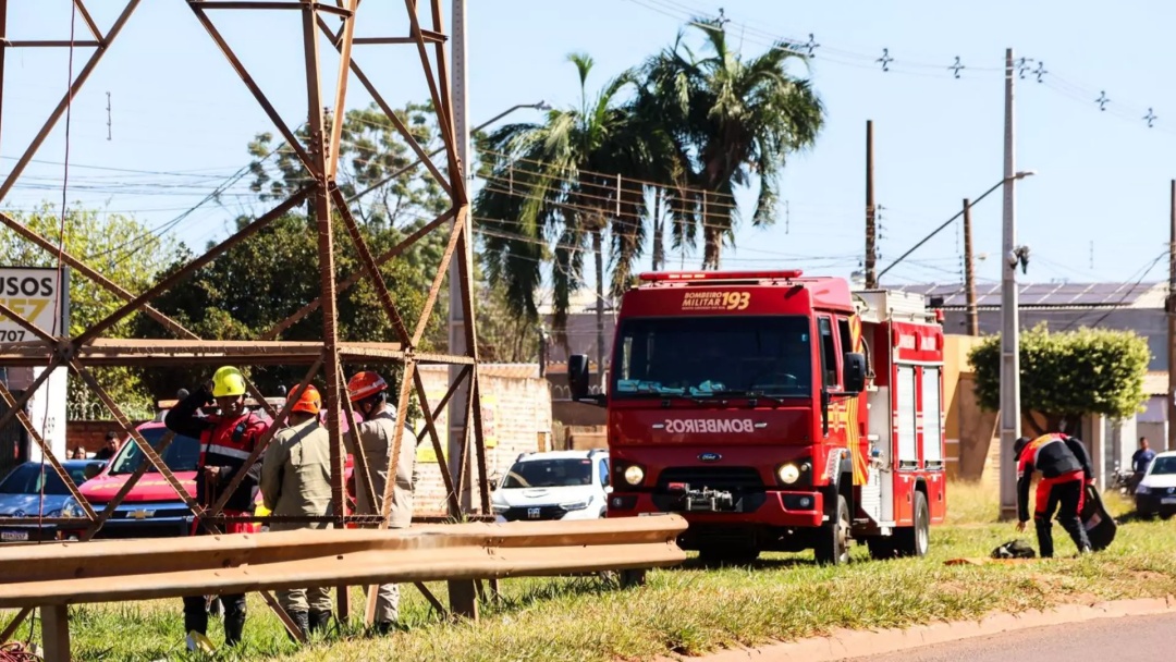 Bombeiros resgatam homem que subiu em torre de energia na Avenida Guaicurus