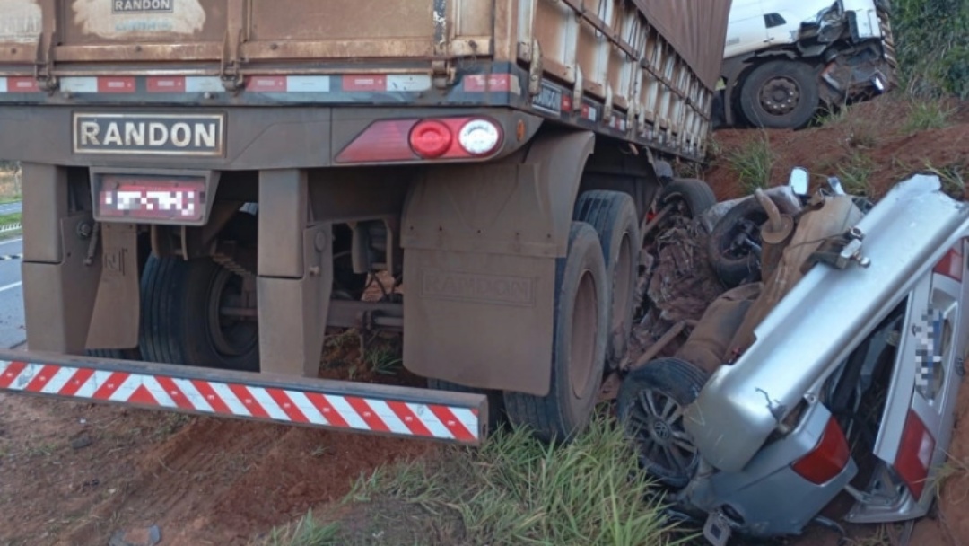 Mulher morre ap&oacute;s ve&iacute;culo ser atingido por carreta