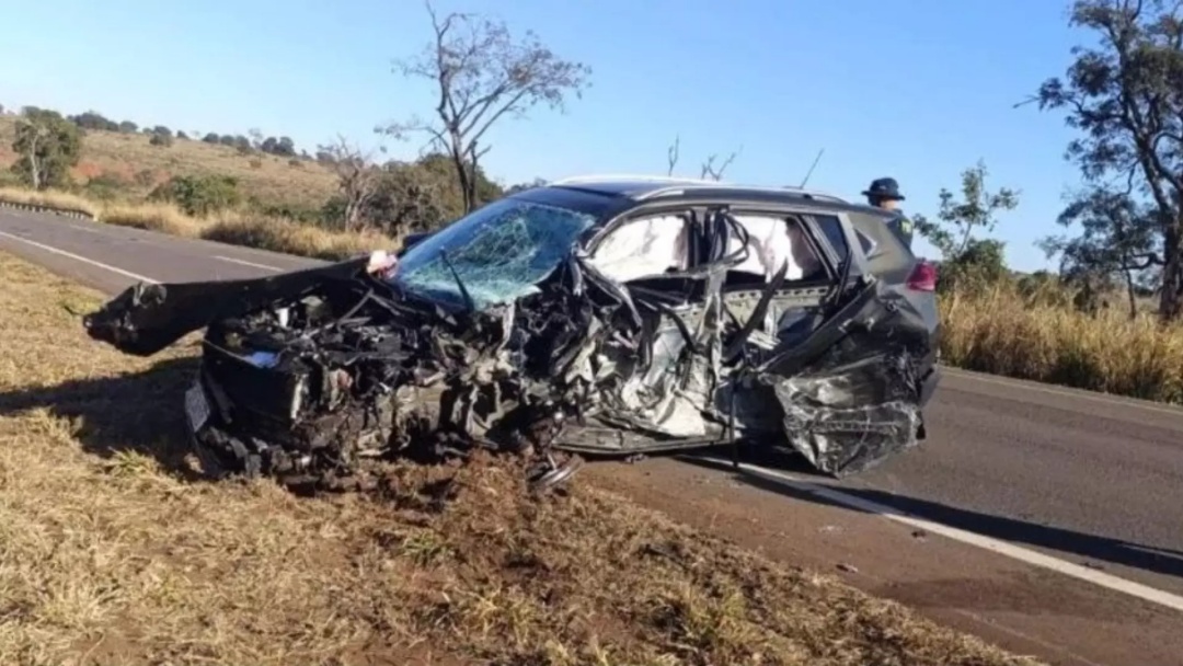 Acidente entre caminhão-caçamba e carro deixa três feridos na BR-267