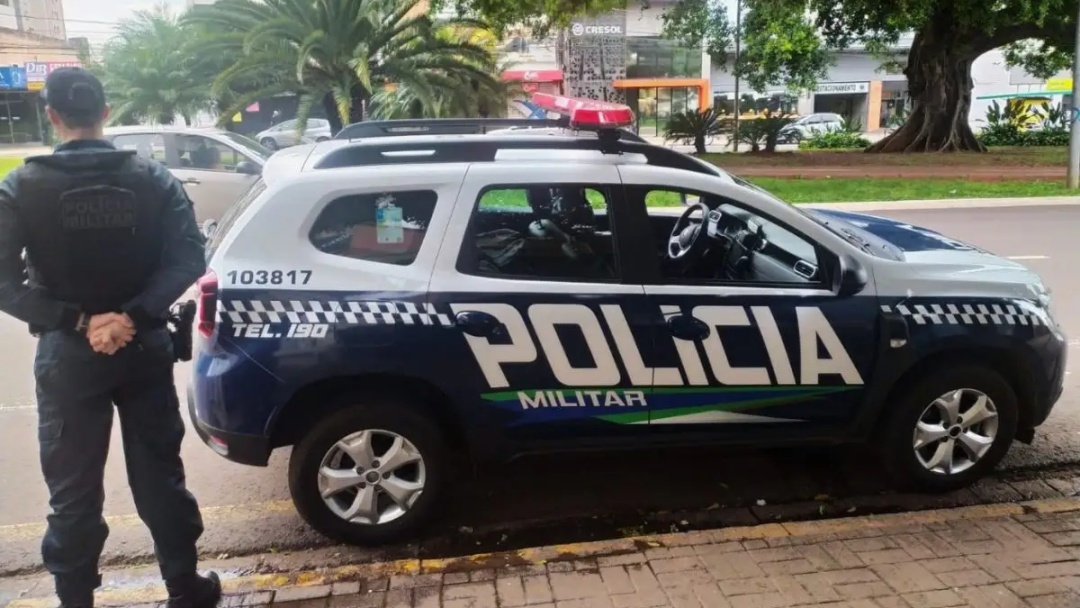 Jovem &eacute; baleado ap&oacute;s urinar na rua e dirige at&eacute; pol&iacute;cia para pedir socorro