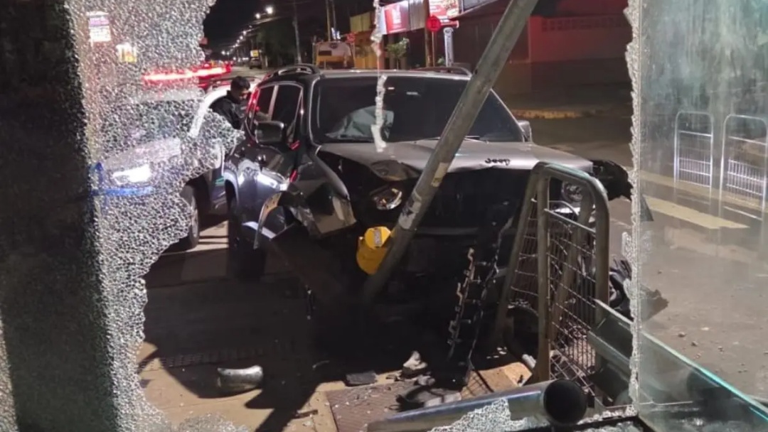 Motorista invade contramão e destrói ponto de ônibus em Campo Grande