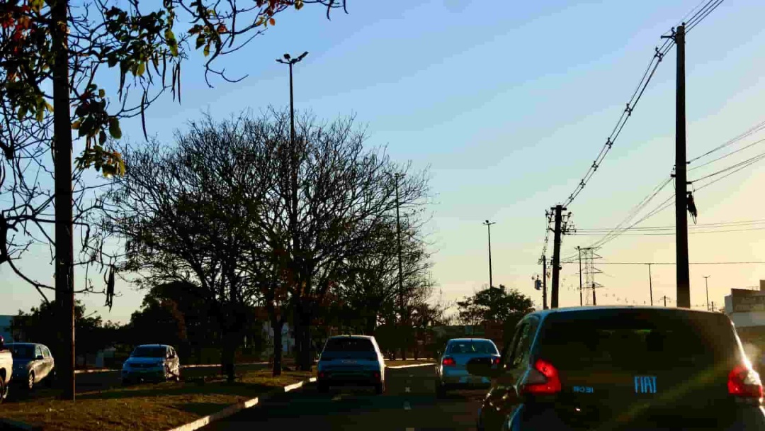 Domingo deve atingir altas temperaturas e umidade relativa do ar permanece baixa 