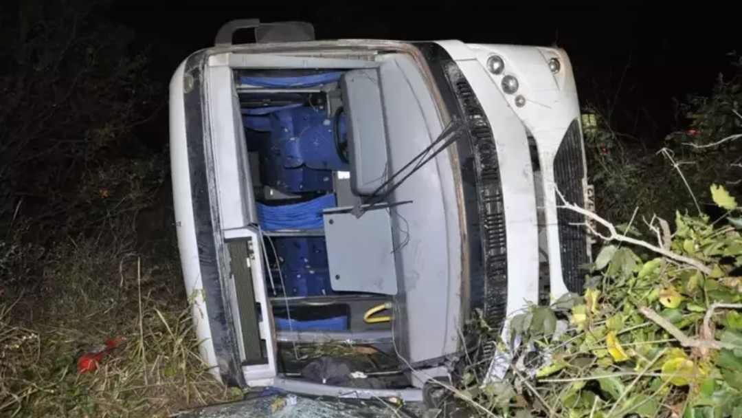 Ônibus com alunos de escolinha de futebol capota em rodovia