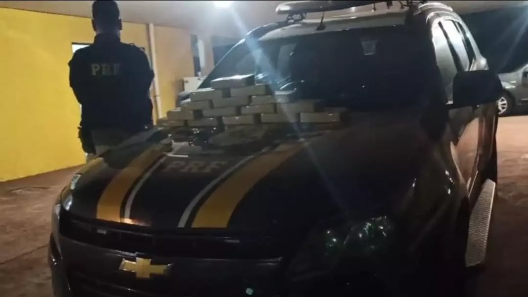 Vendedor de veículos é preso em ônibus de Ponta Porão com 15 quilos de cocaína