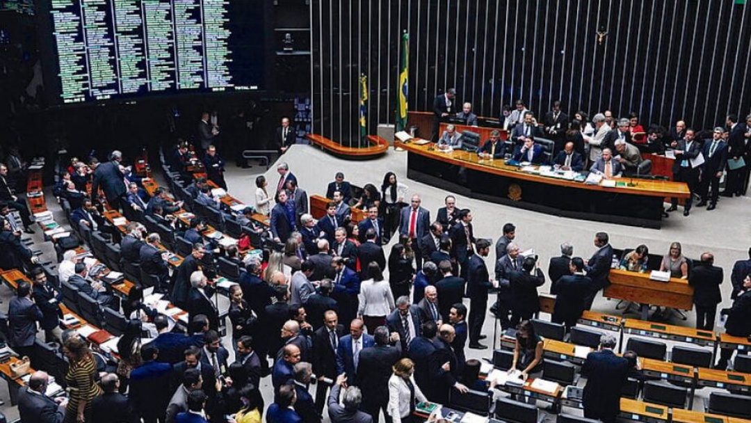 C&acirc;mara aprova urg&ecirc;ncia de projeto contra adultiza&ccedil;&atilde;o infantil, com rejei&ccedil;&atilde;o da oposi&ccedil;&atilde;o   