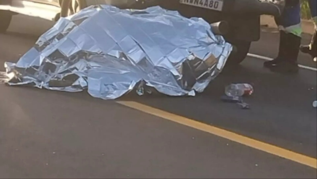 Motociclista morre ao bater na traseira de Hilux na BR-158 em Cassilândia