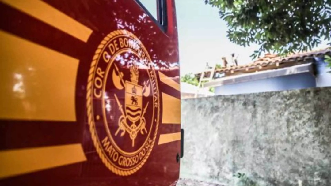 Mulher é presa após atear fogo na casa do companheiro em Costa Rica