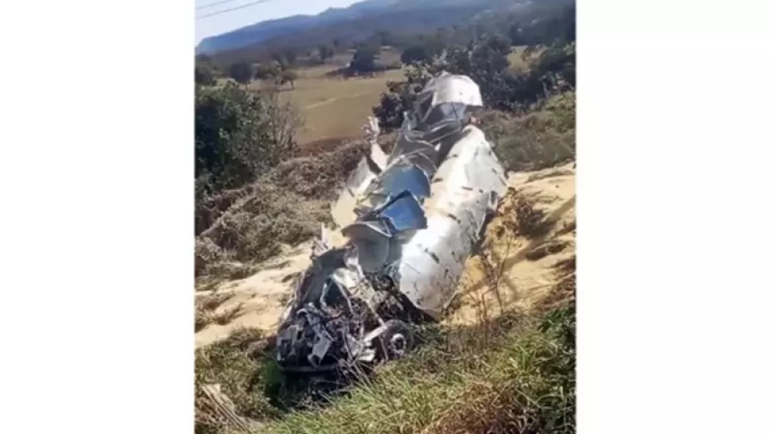 Caminhão tomba em trecho de serra e motorista morre