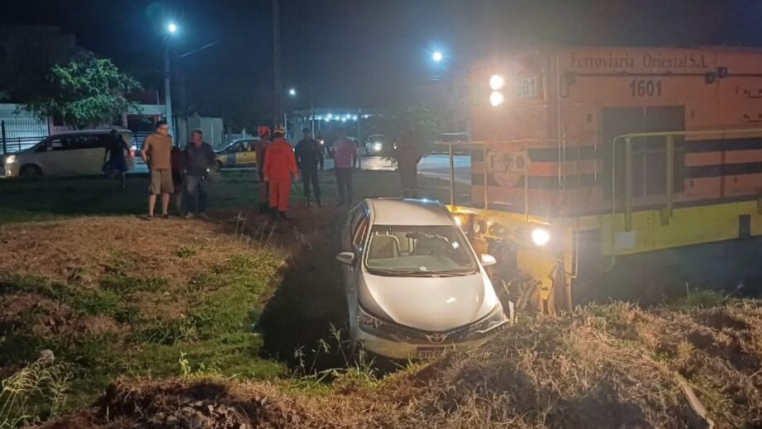 Carro &eacute; atingido e arrastado por trem em linha f&eacute;rrea no &#039;cora&ccedil;&atilde;o do Pantanal&#039;   
