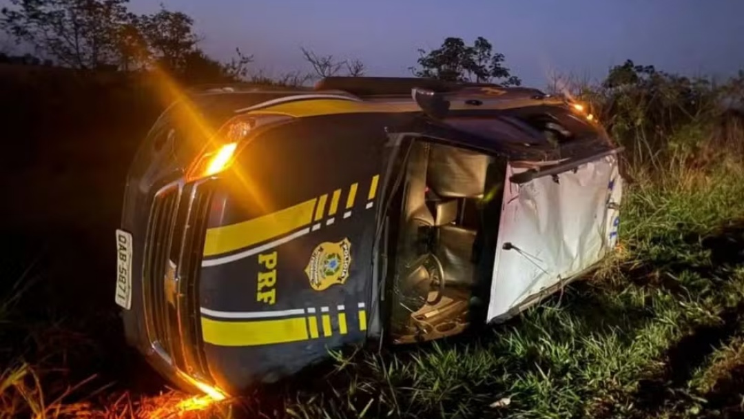 Viatura da PRF capota durante perseguição ao desviar de acidente em MS