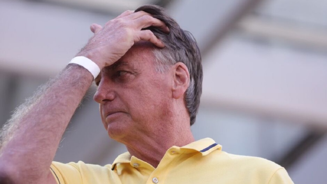 Defesa de Bolsonaro entrega resposta a Moraes e nega &quot;plano de fuga&quot;   