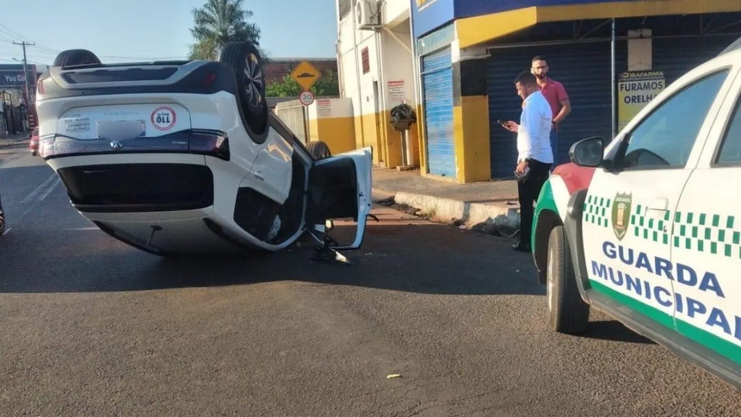 Motorista atropela idoso e capota carro em Várzea Grande
