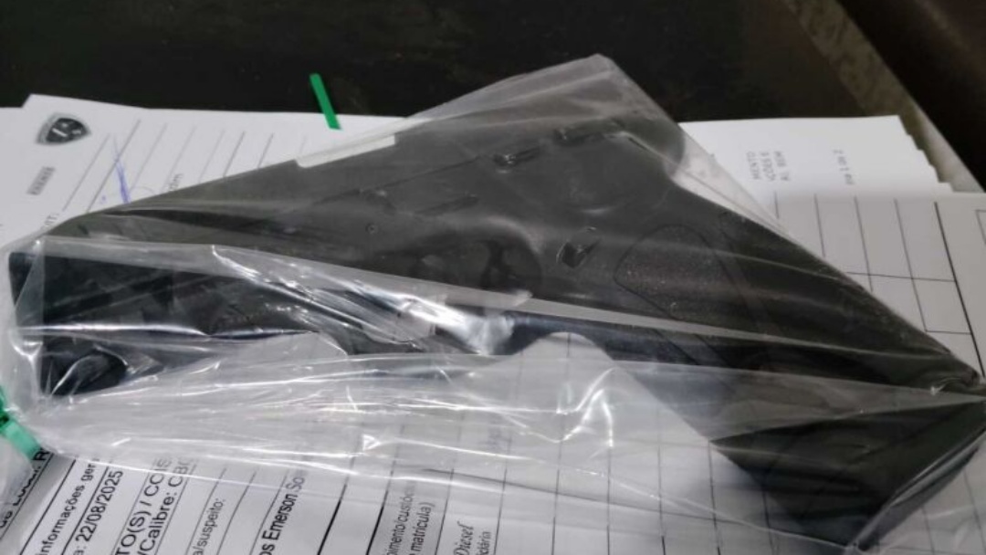 Homem &eacute; preso ap&oacute;s invadir casa e ser flagrado com pistola