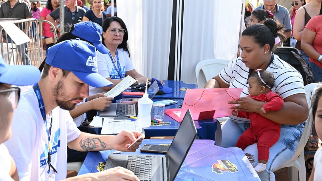 Ação Cidadania atrai mais de 4,2 mil pessoas e presta 6,6 mil atendimentos na Praça Tancredo Neves