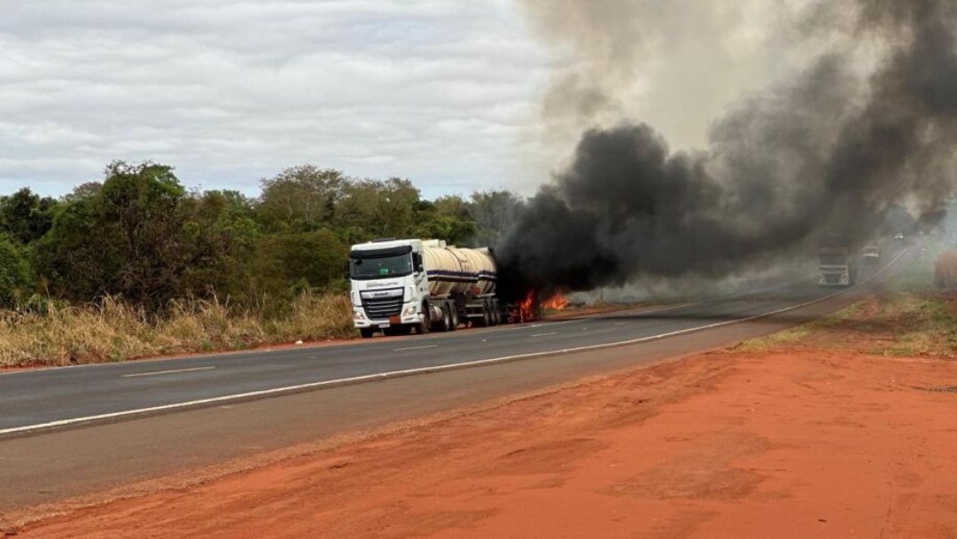 Motoristas &#039;desafiam&#039; fogo em carreta carregada com 50 mil litros de alcool  