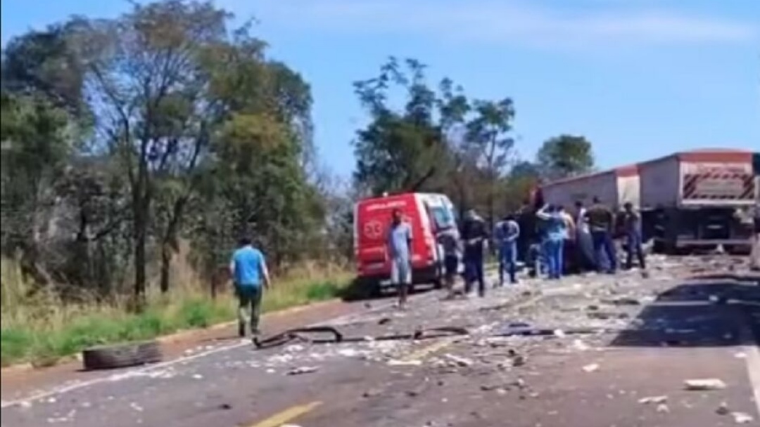 Duas pessoas morrem em acidente entre carreta e caminhão na BR-262
