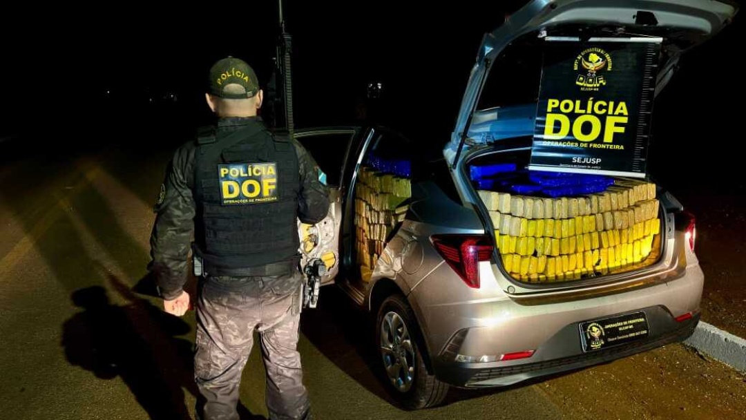 Traficantes abandonam carro lotado de maconha em distrito de Dourados